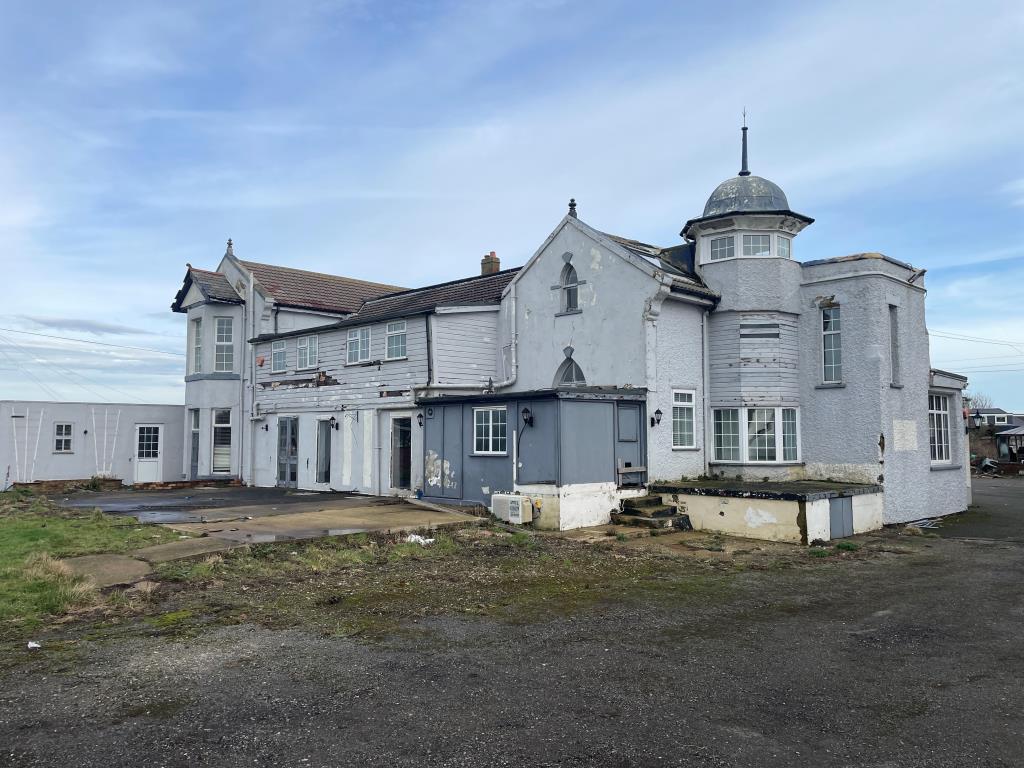 Lot: 12 - SUBSTANTIAL FREEHOLD PROPERTY ON 0.8 ACRES - RE-DEVELOPMENT POTENTIAL WITH SEA VIEWS - External photo 1